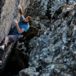 Clem Lechaptois se dégourdit les bras dans une FA en 8B à l’Argentière la Bessée