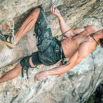 Éthique: Adam Ondra s’exprime sur l’utilisation des genouillères en escalade !