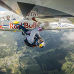 Insolite ! Domen Škofic grimpe sous les ailes d’un planeur lancé à 100 km/h